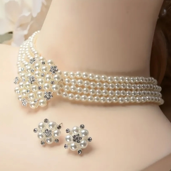 Elegant Pearl and Crystal Necklace Set - Picture 4 of 4